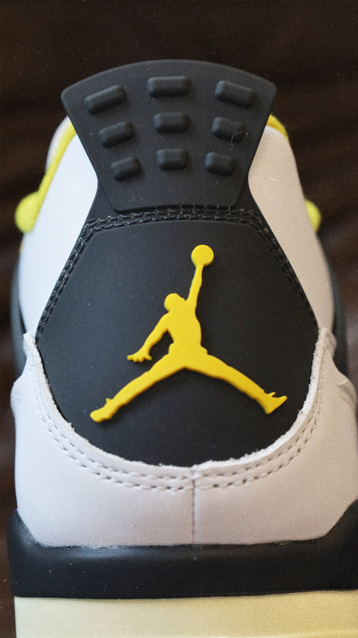 Jordan 4 Retro Vivid Sulfur (W)
