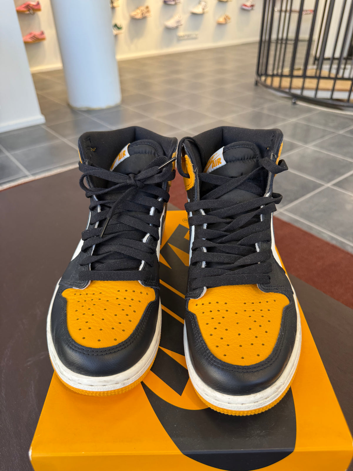 Jordan 1 Retro High OG Yellow Toe (Eu:42)